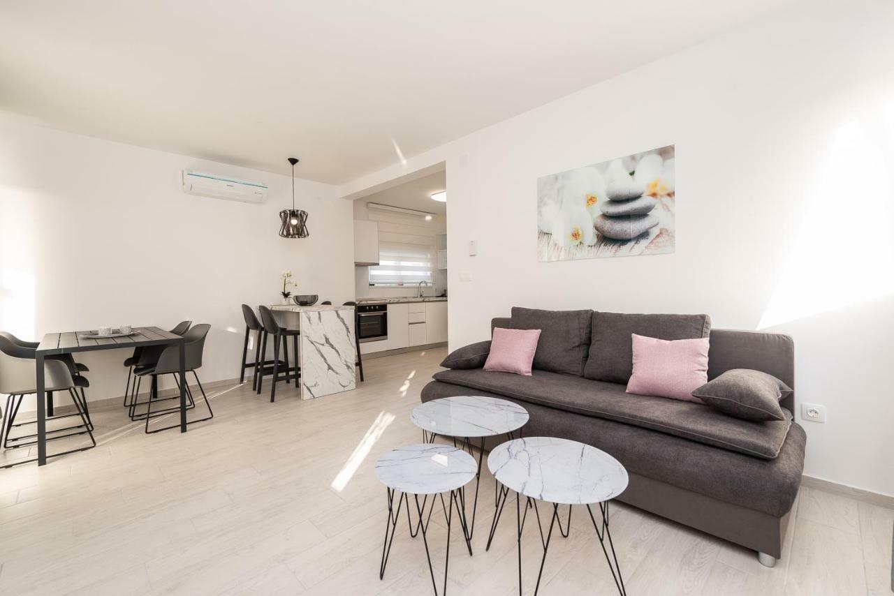 Apartments & Rooms Pool Villas Maris Novalja Exterior photo